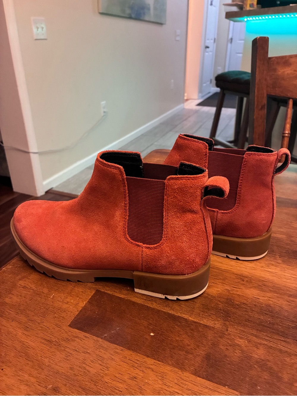 Sorel Sz 8.5 women’s Suede Chelsea Boots in Rust Orange